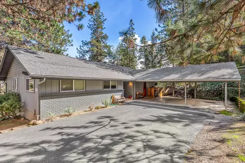 285 Coachman Dr, Jacksonville, OR 97530
