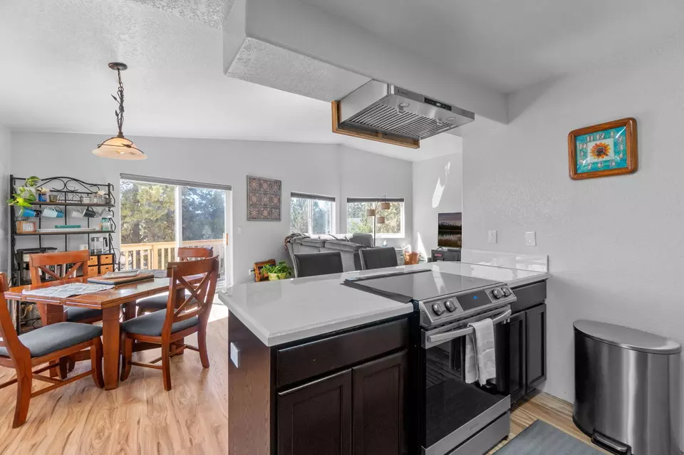 Kitchen - 11211 NW King Ave, Prineville, OR 97754 photo 4 of 5