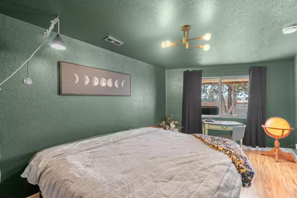 Bedroom - 11211 NW King Ave, Prineville, OR 97754 photo 3 of 6