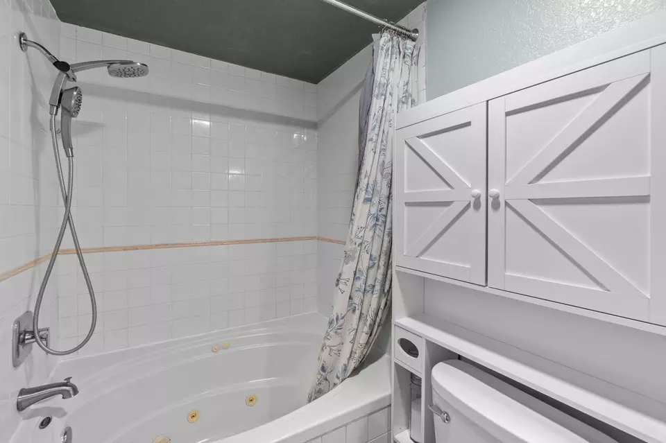 Bath - 11211 NW King Ave, Prineville, OR 97754 photo 2 of 3