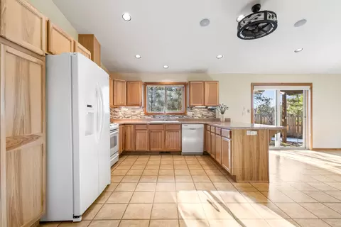 Kitchen - 16685 Oakridge Pl, La Pine, OR 97739 photo 3 of 3