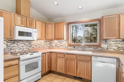 Kitchen - 16685 Oakridge Pl, La Pine, OR 97739 photo 2 of 3