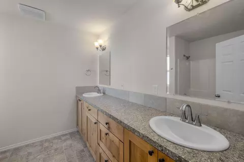 Bath - 51736 Putney Ln, La Pine, OR 97739 photo 2 of 3