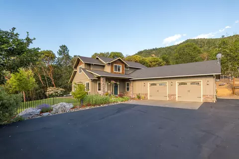 164 Blue Chip Ln, Grants Pass, OR 97527