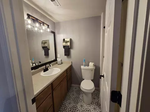 Bath - 639 Karic Way, Eagle Point, OR 97524 photo 1 of 2