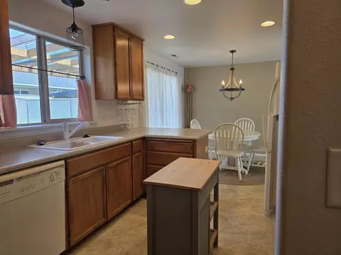 Kitchen - 639 Karic Way, Eagle Point, OR 97524 photo 1 of 1