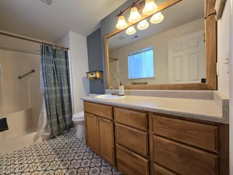 Bath - 639 Karic Way, Eagle Point, OR 97524 photo 2 of 2