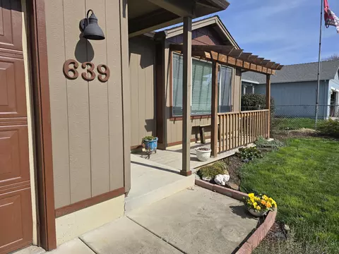 Exterior - 639 Karic Way, Eagle Point, OR 97524 photo 2 of 5