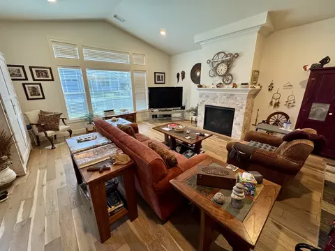 438 Cheney Loop, Central Point, OR 97502 photo 2
