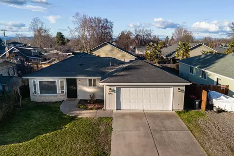 845 Forest Glen Dr, Central Point, OR 97502