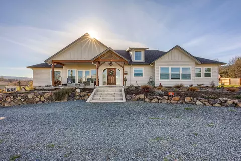 893 Old Stage Rd, Central Point, OR 97502