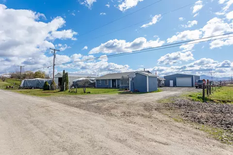 227 E Rolling Hills Dr, Eagle Point, OR 97524 photo 1