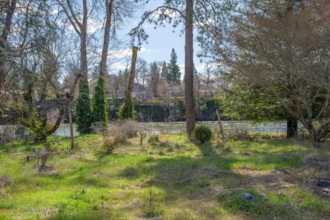 1455 SE Rogue Dr, Grants Pass, OR 97526