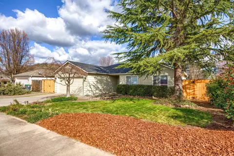 3870 Arrowhead Dr, Medford, OR 97504