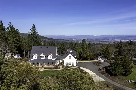 668 Wagon Trail Dr, Jacksonville, OR 97530