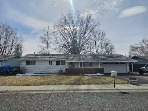 4408 Meadows Dr, Klamath Falls, OR 97603
