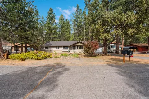 19646 Nugget Pl, Bend, OR 97702 photo 2
