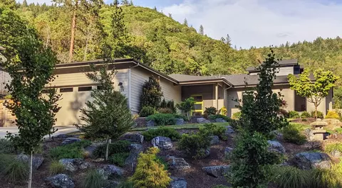 139 NE Vertical Dr, Grants Pass, OR 97526