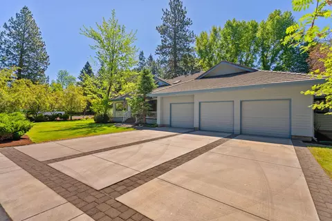 Exterior - 20455 Outback Ct, Bend, OR 97702 photo 2 of 9