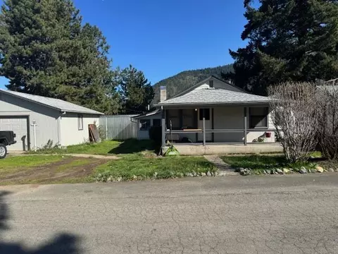 1551 Apple Ln, Grants Pass, OR 97527