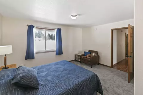 Bedroom - 38038 Modoc Point Rd, Chiloquin, OR 97624 photo 4 of 6