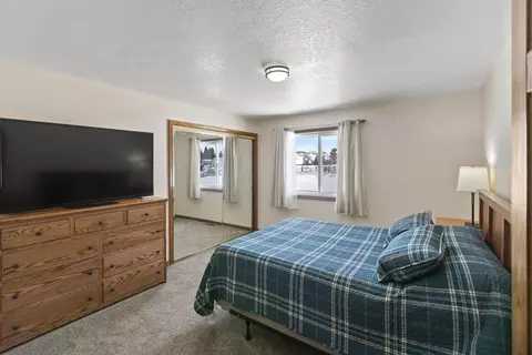 Bedroom - 38038 Modoc Point Rd, Chiloquin, OR 97624 photo 1 of 6