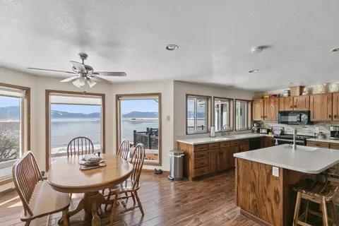 Kitchen - 38038 Modoc Point Rd, Chiloquin, OR 97624 photo 2 of 3