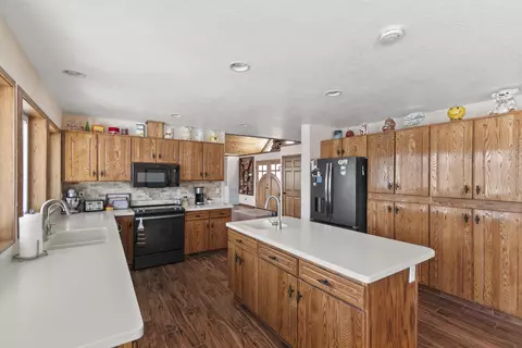 Kitchen - 38038 Modoc Point Rd, Chiloquin, OR 97624 photo 3 of 3