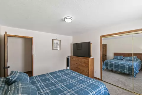Bedroom - 38038 Modoc Point Rd, Chiloquin, OR 97624 photo 2 of 6