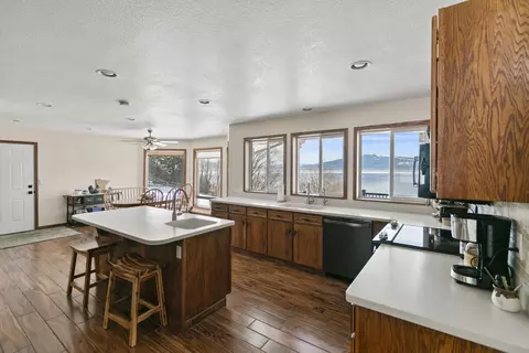 Kitchen - 38038 Modoc Point Rd, Chiloquin, OR 97624 photo 1 of 3