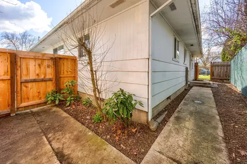401 Oak St, Phoenix, OR 97535 photo 20