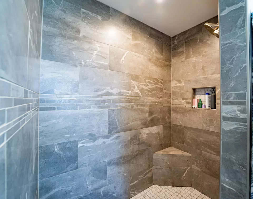 Bath - 823 SW 26th Ct, Redmond, OR 97756 photo 2 of 4