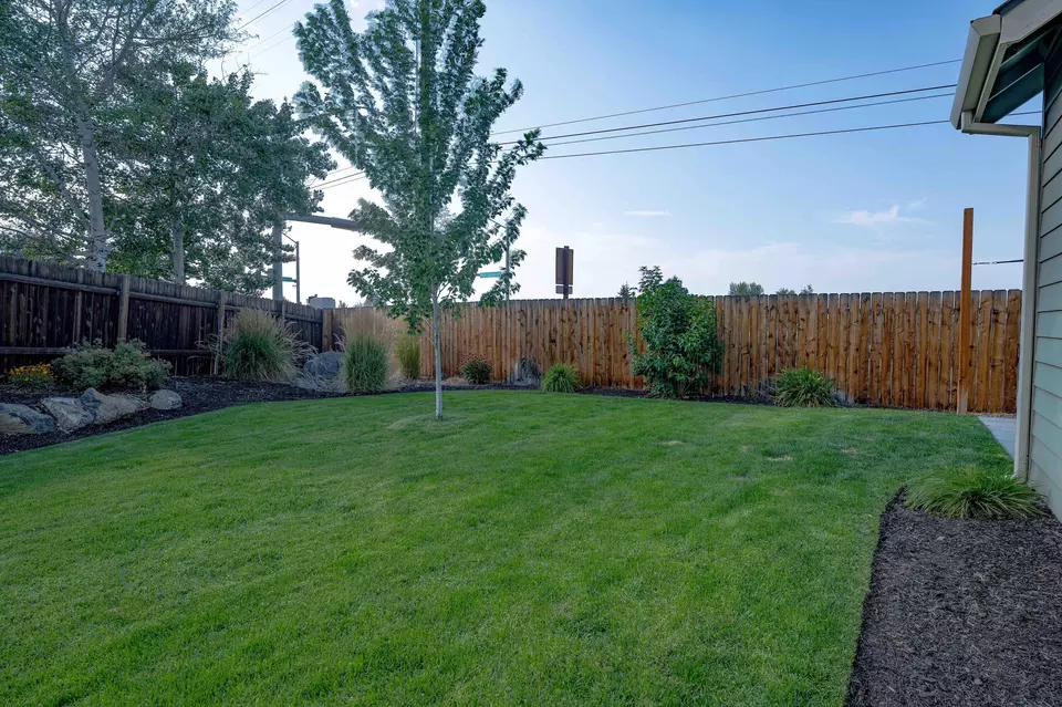 Exterior - 823 SW 26th Ct, Redmond, OR 97756 photo 4 of 5