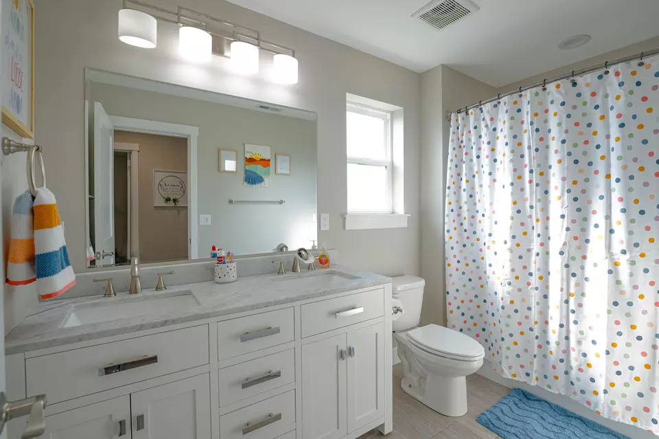 Bath - 823 SW 26th Ct, Redmond, OR 97756 photo 4 of 4