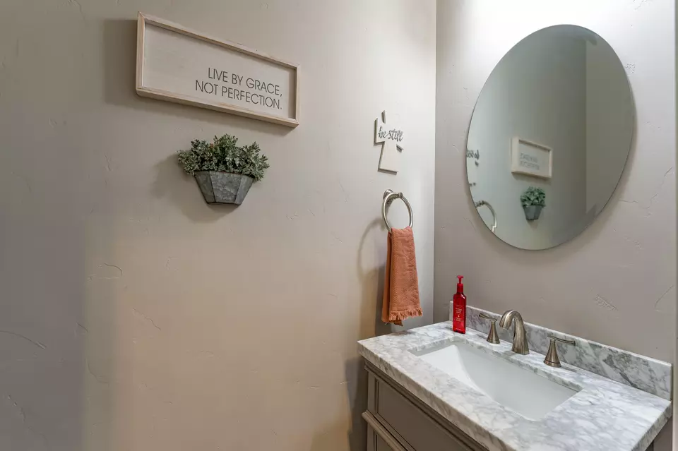 Bath - 823 SW 26th Ct, Redmond, OR 97756 photo 3 of 4