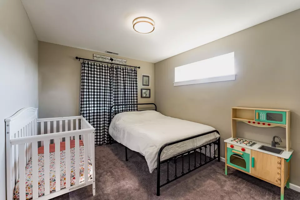 Bedroom - 823 SW 26th Ct, Redmond, OR 97756 photo 2 of 2