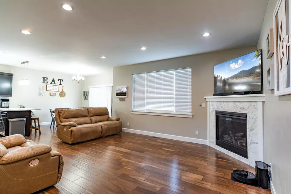 Living - 823 SW 26th Ct, Redmond, OR 97756 photo 2 of 2