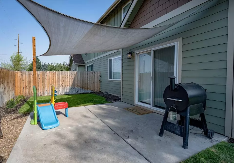 Exterior - 823 SW 26th Ct, Redmond, OR 97756 photo 2 of 5