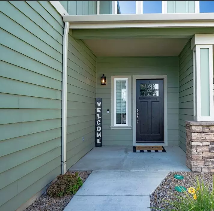 Exterior - 823 SW 26th Ct, Redmond, OR 97756 photo 1 of 5