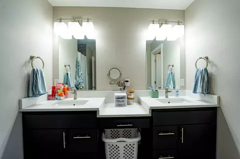 Bath - 823 SW 26th Ct, Redmond, OR 97756 photo 1 of 4