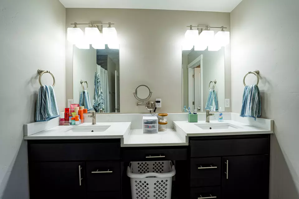 Bath - 823 SW 26th Ct, Redmond, OR 97756 photo 1 of 4