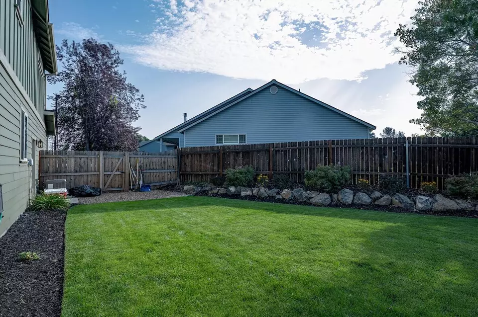 Exterior - 823 SW 26th Ct, Redmond, OR 97756 photo 3 of 5