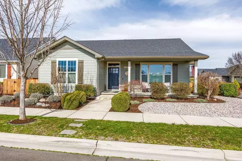 510 Stone Pointe Dr, Central Point, OR 97502