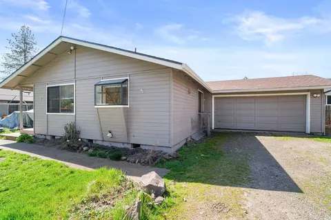 110 Ginny Ln, Shady Cove, OR 97539