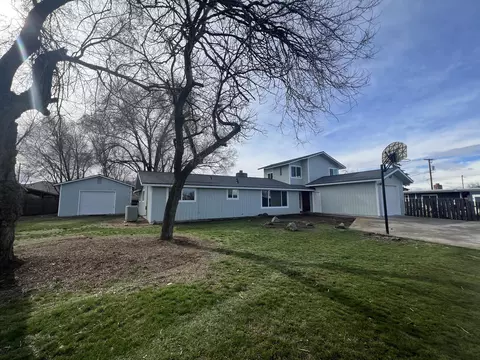 1043 NW Golf Course Dr, Madras, OR 97741