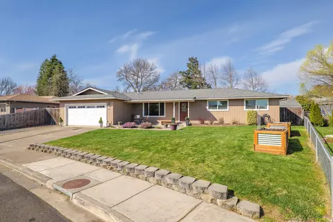 5035 Crestwood Ave, Central Point, OR 97502