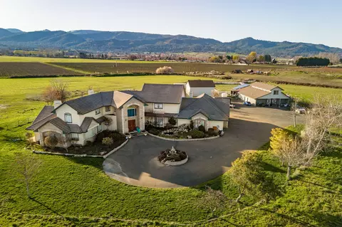 560 Arnold Ln, Medford, OR 97501