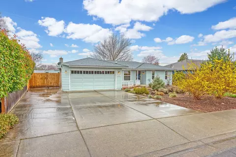 3310 Viewpoint Dr, Medford, OR 97504