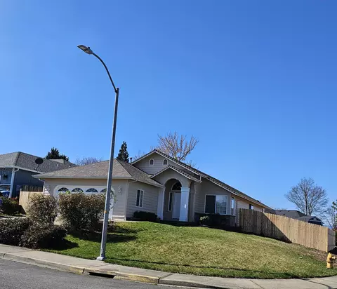 1750 Patriot Ln, Grants Pass, OR 97527