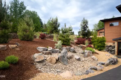 Exterior - 20334 Arrowhead Dr, Bend, OR 97703 photo 3 of 11